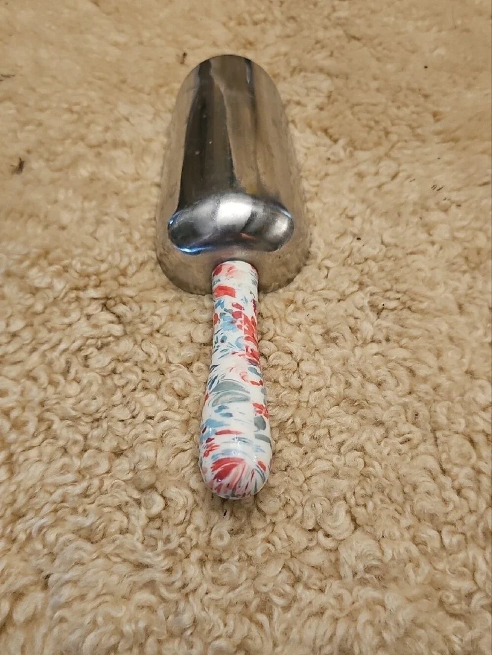 The Pioneer Woman Floral-Pattern Metal Scoop in White and Red